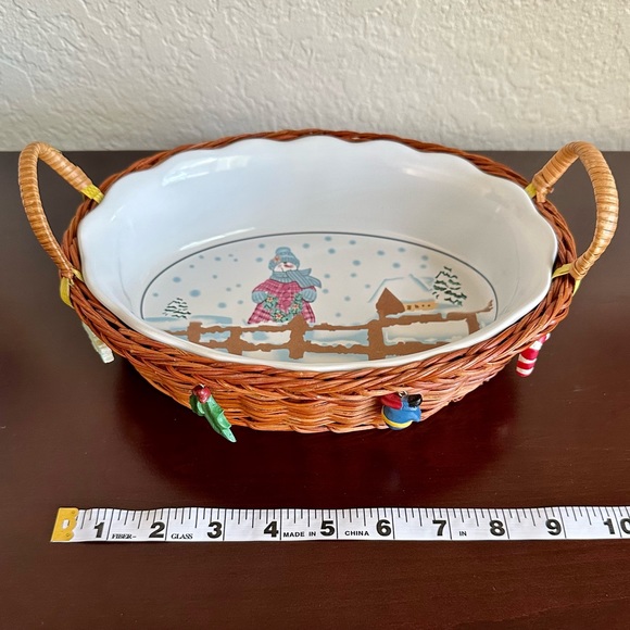 Set of 2 Stoneware Christmas Snowwoman Baking/Serving Dishes With Nesting Basket - Picture 8 of 9